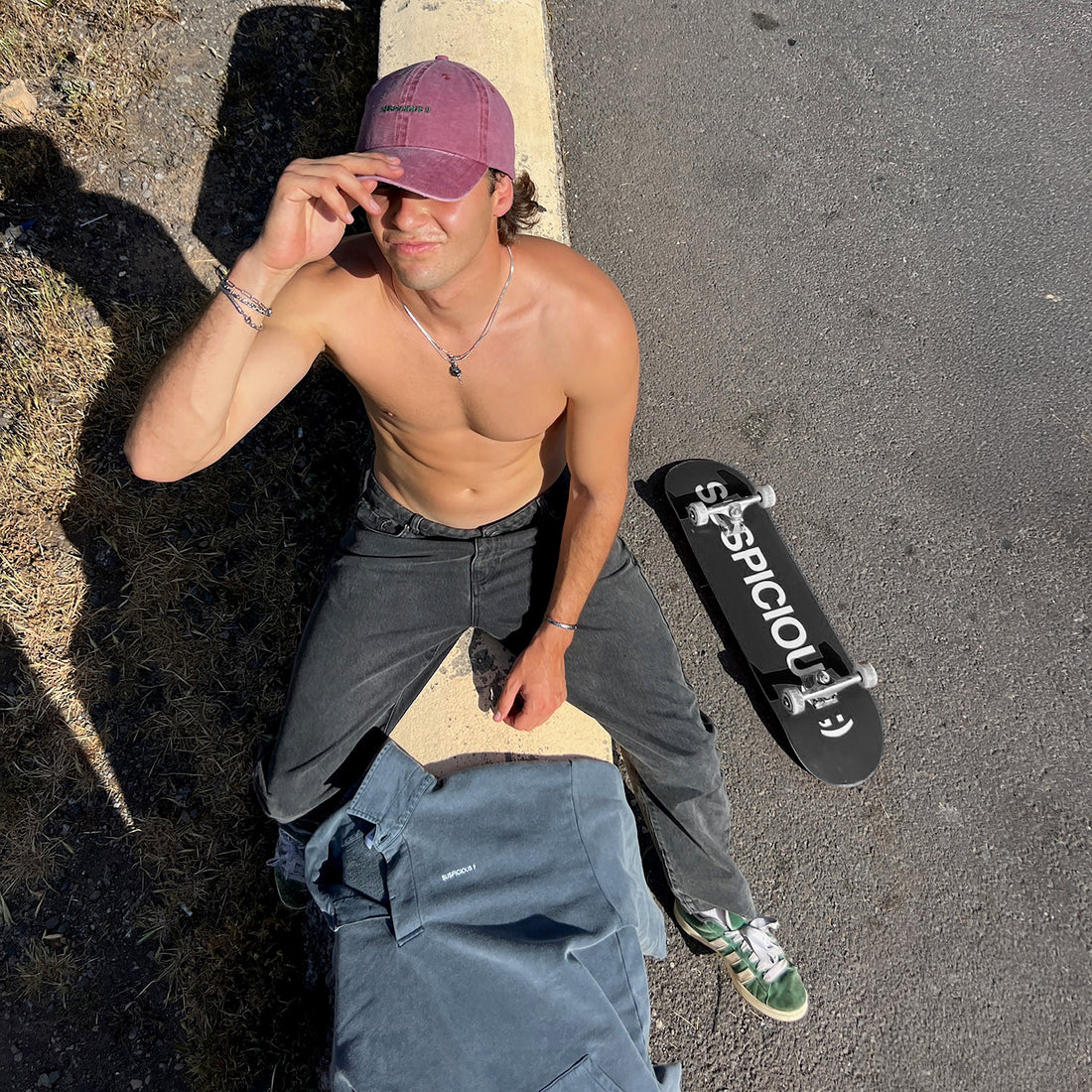 The Suspicious Skateboard - Black